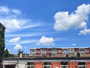 晴空下的城市居民区