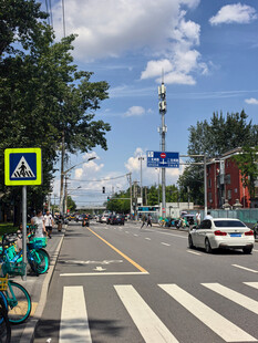 晴朗城市街道街景