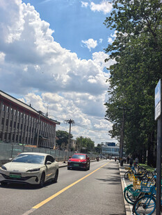 晴朗城市街道街景