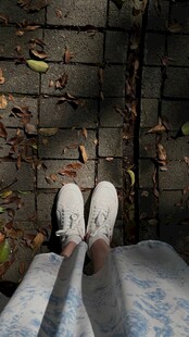 居家休闲第一视角拍双脚