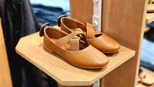 展台上的棕色平底女鞋