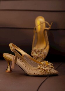金色精致高跟女鞋