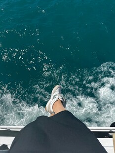 船尾翻涌的碧海浪花