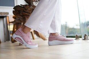 粉色休闲帆布鞋穿搭