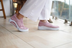 粉色休闲女鞋上脚展示