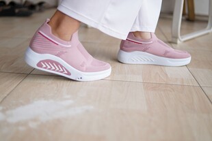 粉色休闲健步鞋上脚展示