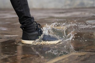 脚踩积水溅起水花