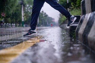 雨天行人跨越积水路面