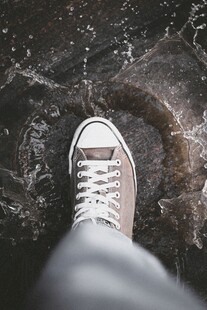 脚踩冰面的帆布鞋