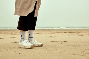 海边沙滩人物脚部特写