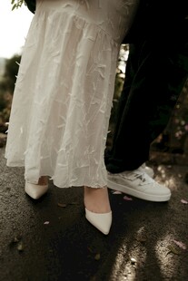 新人婚鞋脚步特写