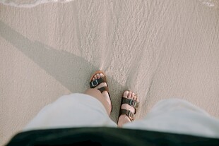 沙漠徒步的双脚