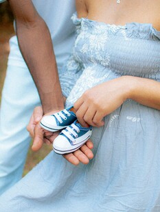 孕期夫妻手捧婴儿鞋