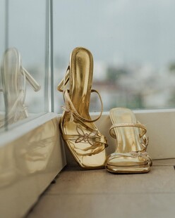 窗边金色女士凉鞋