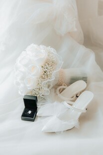 白纱手捧求婚钻戒