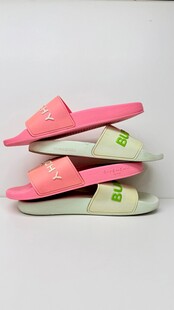 多款凉拖鞋堆叠展示