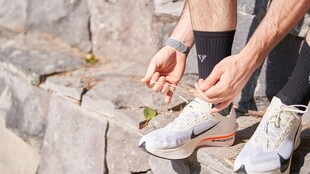 系鞋带准备跑步的运动者