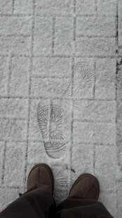 积雪地砖上的脚印