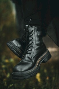 悬挂黑色马丁靴