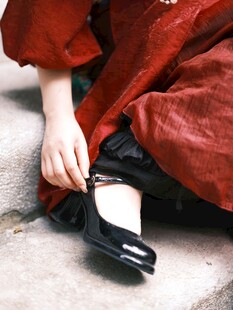 蹲身调整高跟鞋搭扣