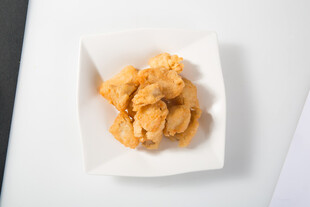 盘中香酥炸洋葱圈