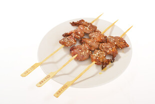 白盘上的美味烤肉串