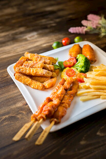 美味烤串薯条小食拼盘