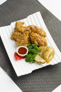 香酥炸猪排配蘸酱
