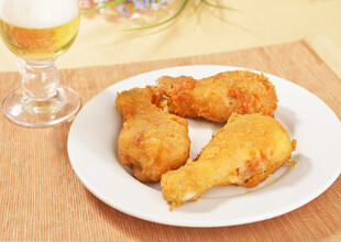香酥炸鸡腿配啤酒