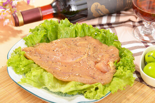 腌制生鸡排配生菜