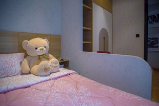 卧室床上的毛绒小熊