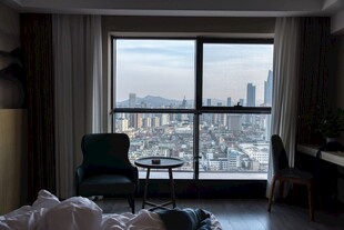 现代居室落地窗观景