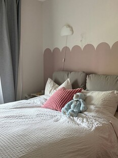 温馨卧室床铺一角