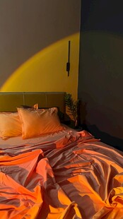 暖光氛围感卧室床