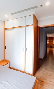 卧室原木风移门衣柜