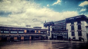 蓝天下的现代建筑景观