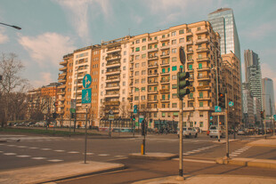 城市临街高层住宅街景