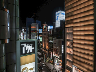 窗边都市夜景