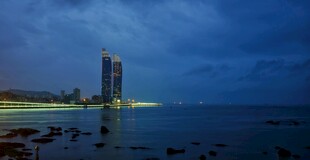蓝调海滨高楼夜景