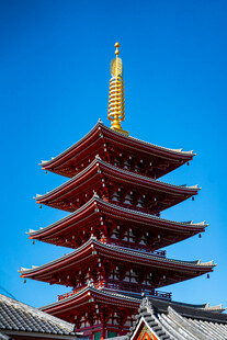 晴空下的日式五重塔