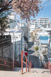 春日城市坡道街景