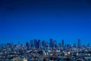 蓝天城市天际线全景