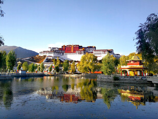 布达拉宫湖景倒影