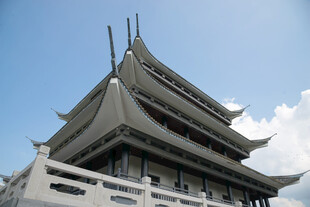 蓝天映衬中式古楼阁