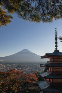 富士山与日式古塔秋景