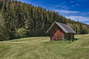 山野林间小木屋风景