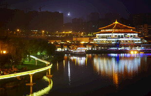 湖畔夜色水上楼阁
