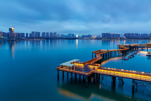 湖岸滨水栈道城市晚景
