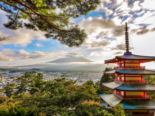 富士山与日式古塔风光