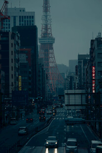 雾中东京城市街景